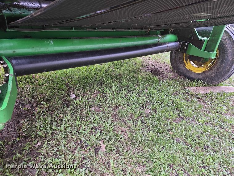 image for item FI0904 2003 John Deere 567 MegaWide round baler