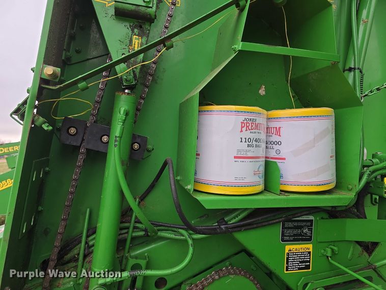 image for item FI0904 2003 John Deere 567 MegaWide round baler