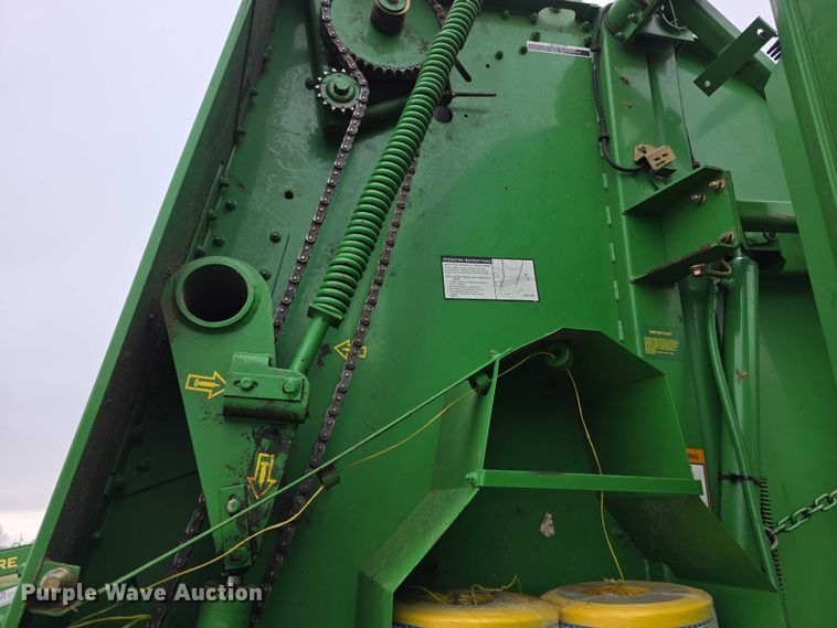 image for item FI0904 2003 John Deere 567 MegaWide round baler
