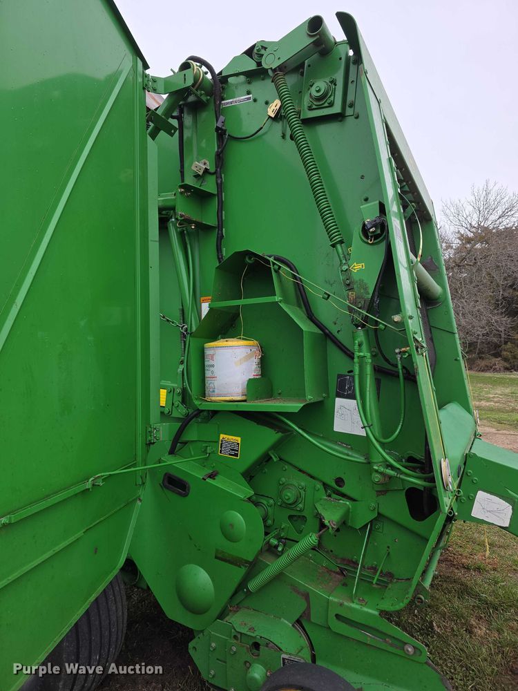 image for item FI0904 2003 John Deere 567 MegaWide round baler