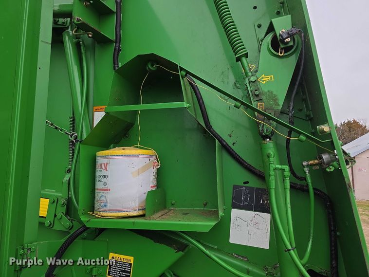 image for item FI0904 2003 John Deere 567 MegaWide round baler