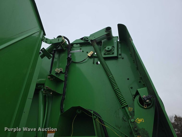 image for item FI0904 2003 John Deere 567 MegaWide round baler
