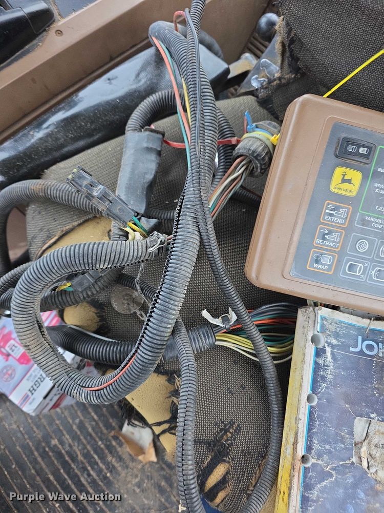 image for item FI0904 2003 John Deere 567 MegaWide round baler