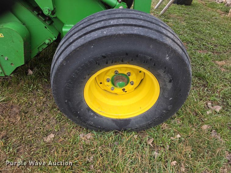 image for item FI0904 2003 John Deere 567 MegaWide round baler