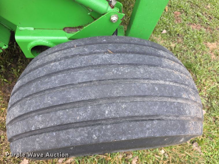 image for item FI0904 2003 John Deere 567 MegaWide round baler