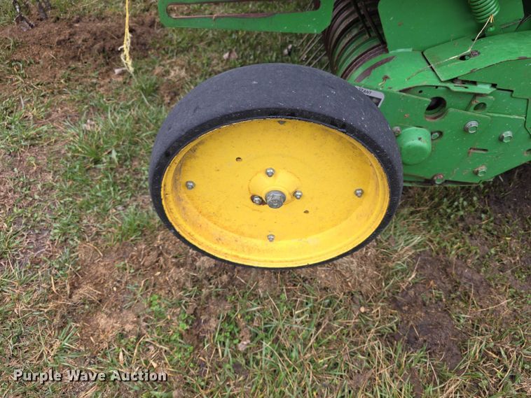 image for item FI0904 2003 John Deere 567 MegaWide round baler