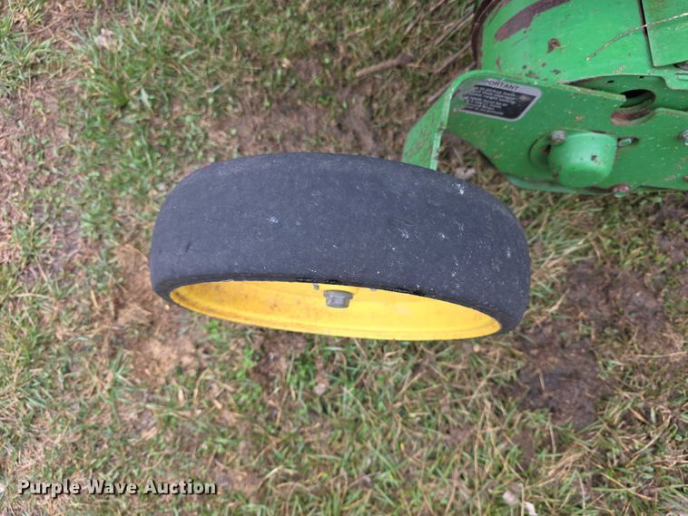 image for item FI0904 2003 John Deere 567 MegaWide round baler