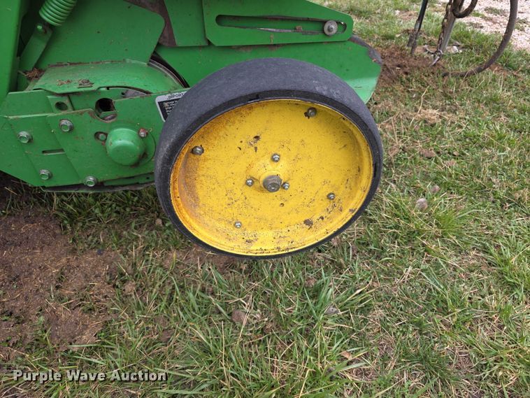 image for item FI0904 2003 John Deere 567 MegaWide round baler