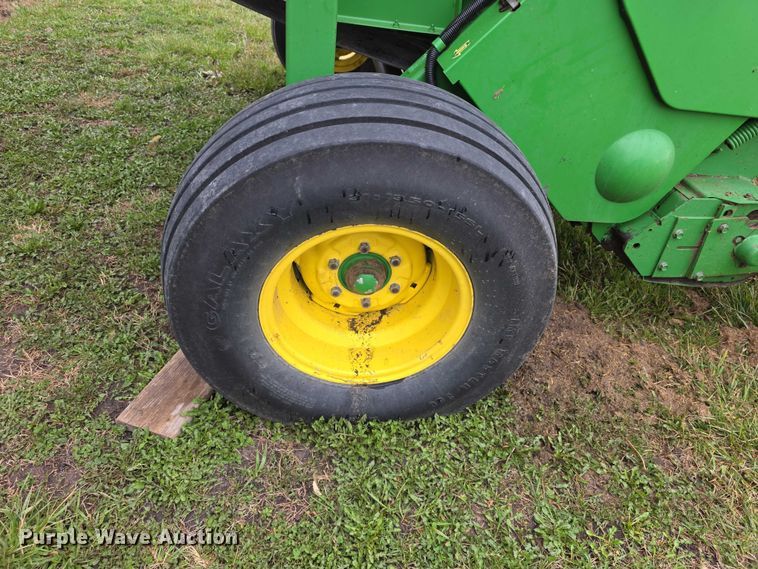 image for item FI0904 2003 John Deere 567 MegaWide round baler