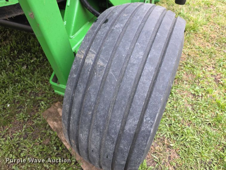 image for item FI0904 2003 John Deere 567 MegaWide round baler