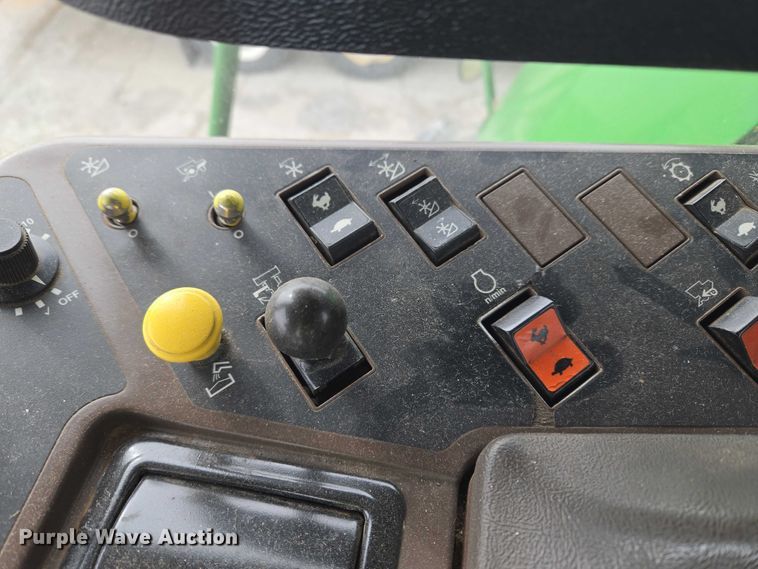 image for item YA2925 1994 John Deere 9600 RWA combine