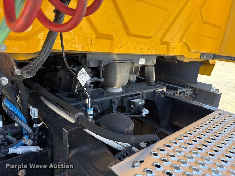 image for item DR1035 2021 International LT625 semi truck