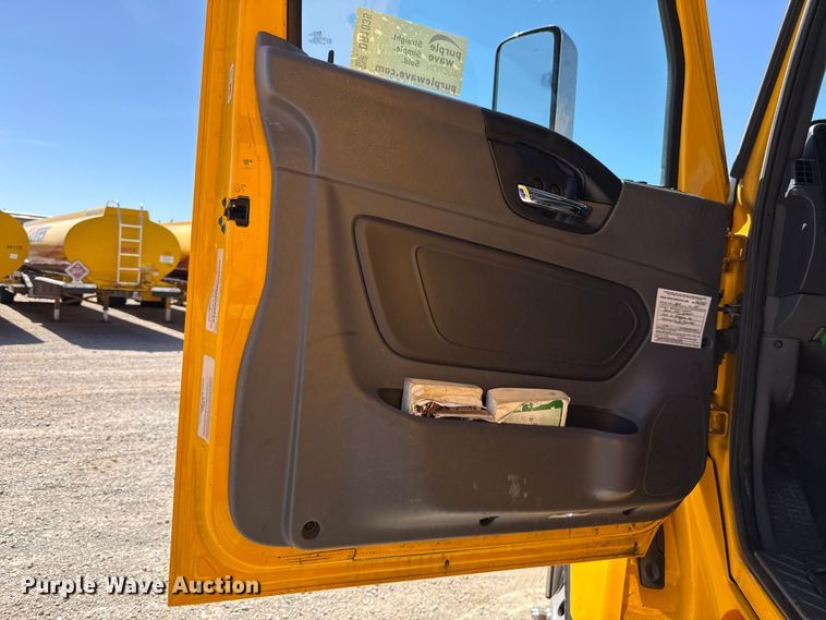 image for item DR1035 2021 International LT625 semi truck