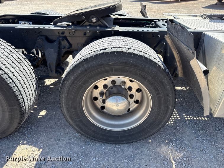 image for item DR1035 2021 International LT625 semi truck