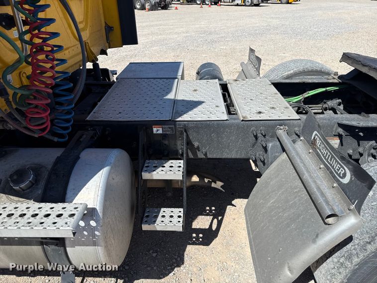 image for item DR1036 2021 Freightliner Cascadia 126 semi truck