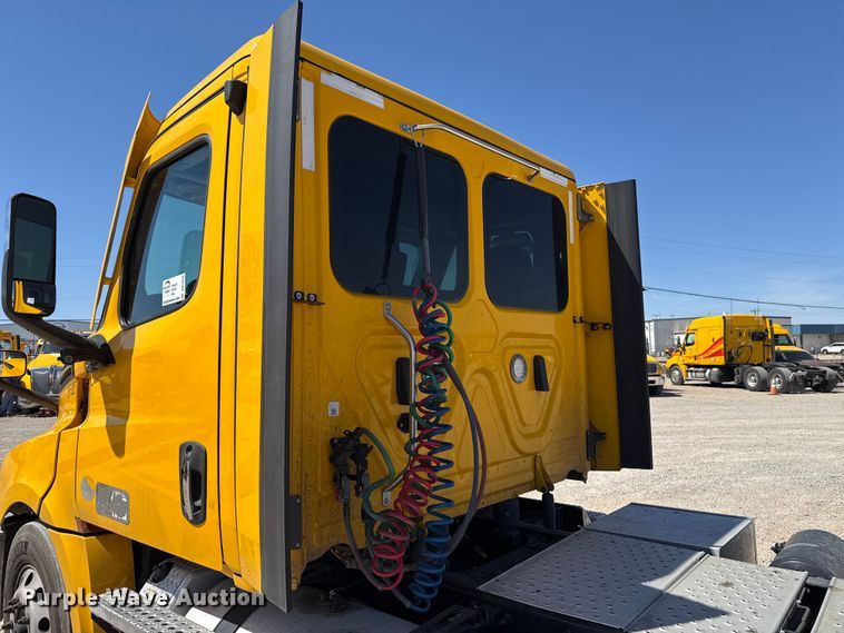 image for item DR1036 2021 Freightliner Cascadia 126 semi truck