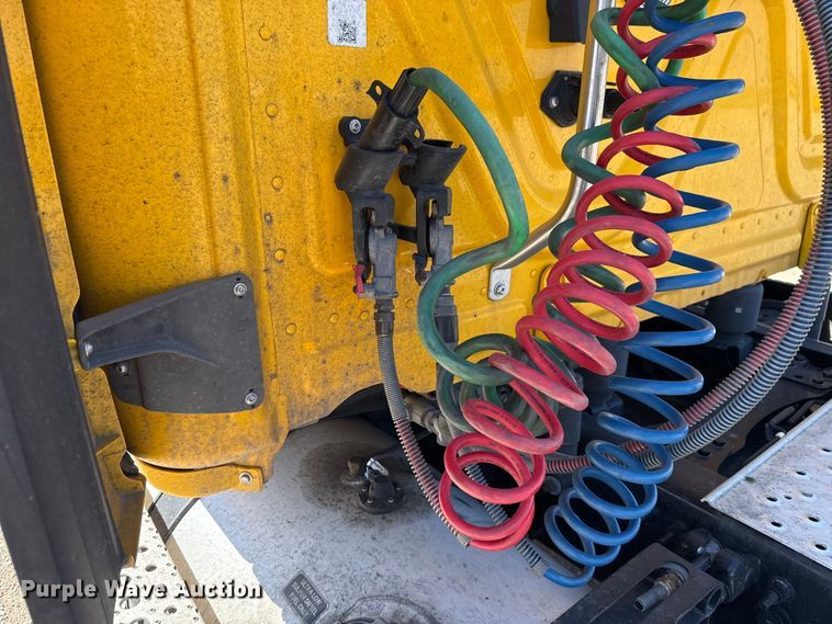 image for item DR1036 2021 Freightliner Cascadia 126 semi truck