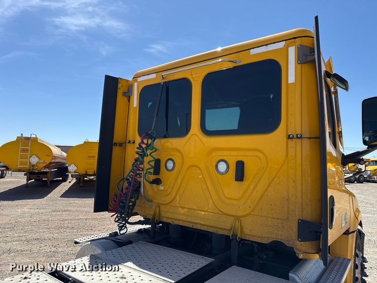 image for item DR1036 2021 Freightliner Cascadia 126 semi truck