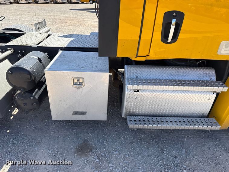 image for item DR1036 2021 Freightliner Cascadia 126 semi truck