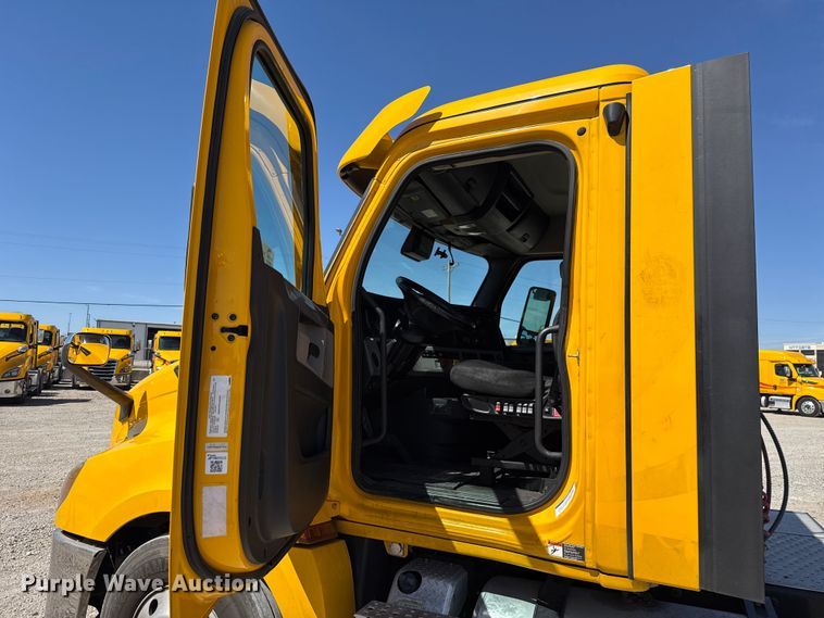 image for item DR1036 2021 Freightliner Cascadia 126 semi truck