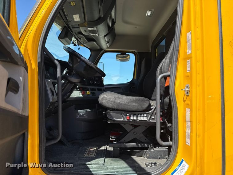 image for item DR1036 2021 Freightliner Cascadia 126 semi truck