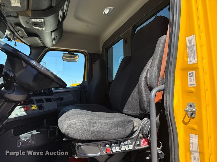 image for item DR1036 2021 Freightliner Cascadia 126 semi truck