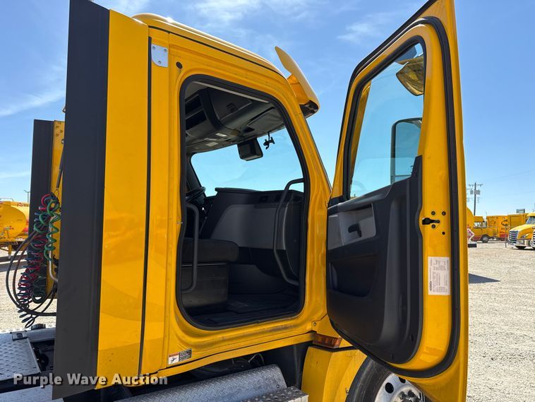 image for item DR1036 2021 Freightliner Cascadia 126 semi truck