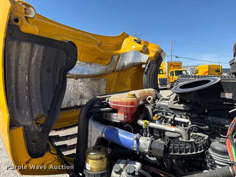 image for item DR1036 2021 Freightliner Cascadia 126 semi truck