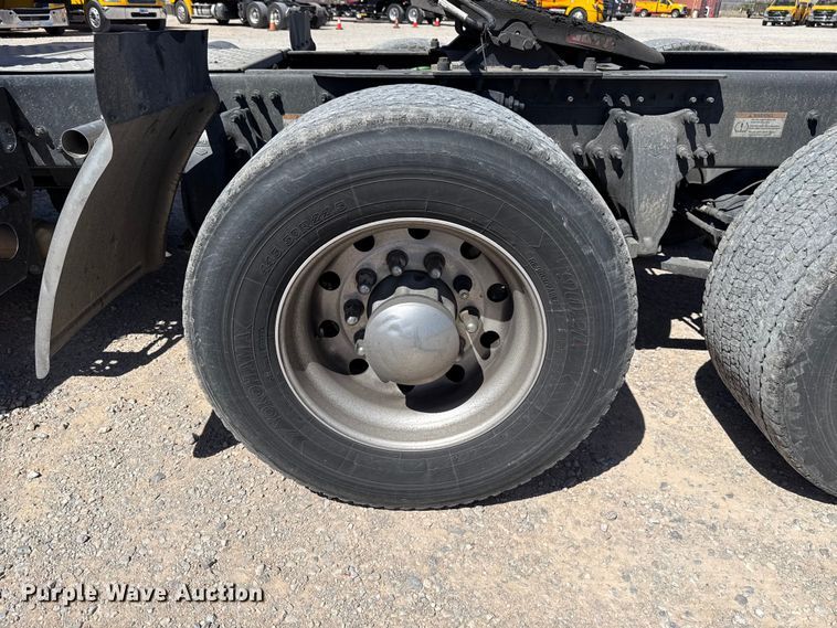 image for item DR1036 2021 Freightliner Cascadia 126 semi truck