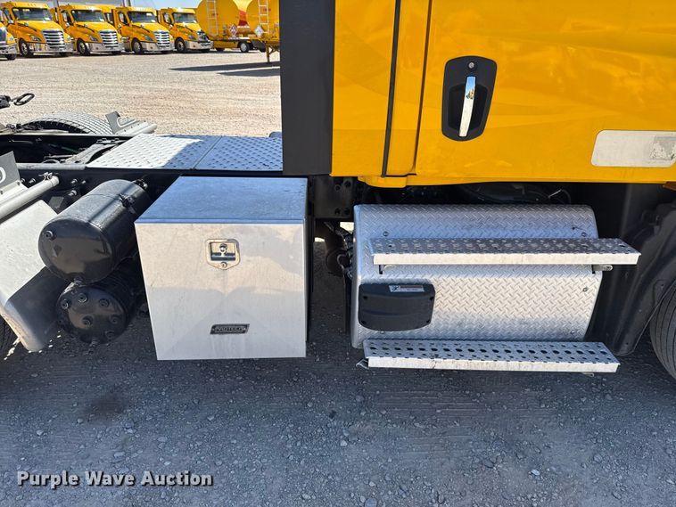 image for item DR1037 2022 Freightliner Cascadia 126 semi truck