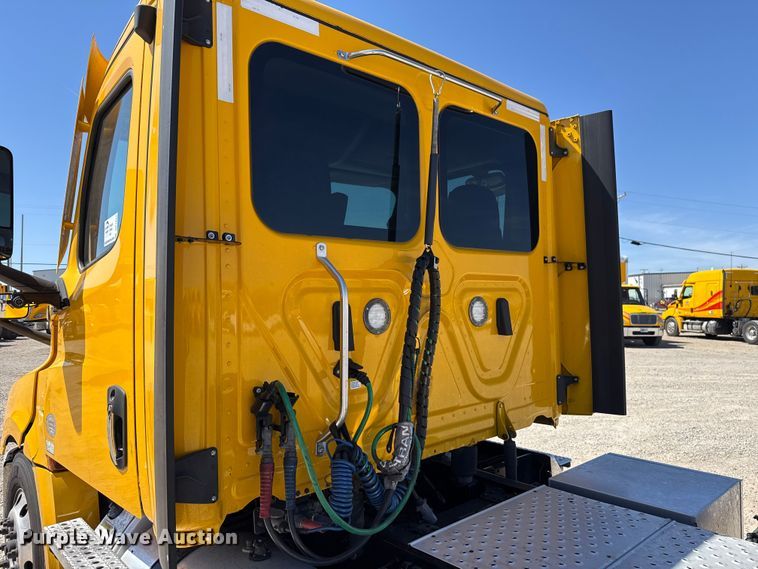 image for item DR1037 2022 Freightliner Cascadia 126 semi truck