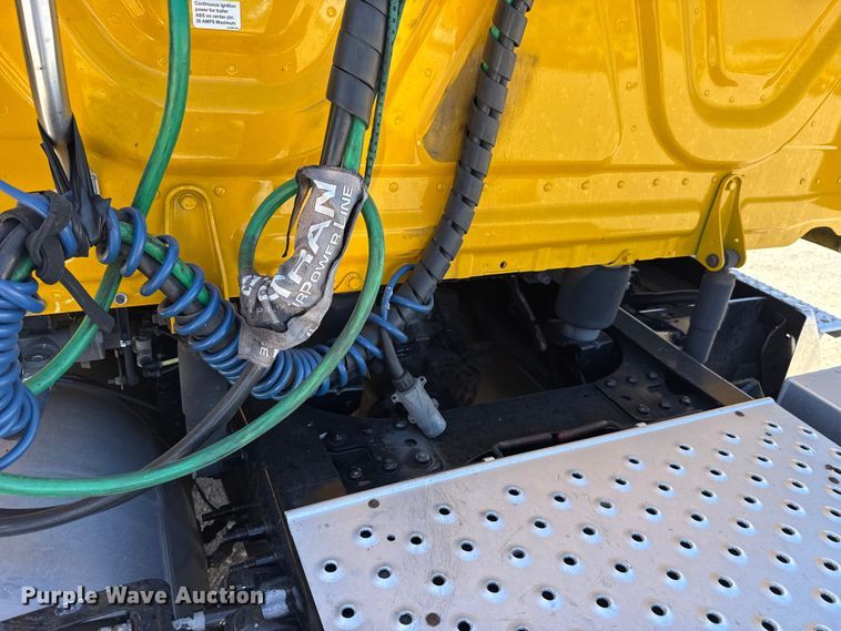 image for item DR1037 2022 Freightliner Cascadia 126 semi truck