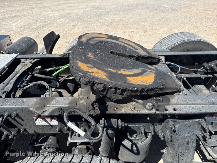 image for item DR1037 2022 Freightliner Cascadia 126 semi truck