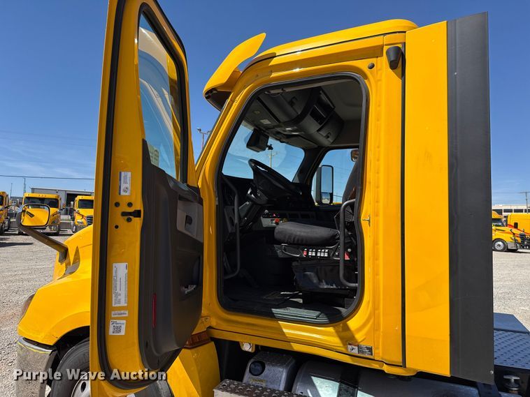 image for item DR1037 2022 Freightliner Cascadia 126 semi truck