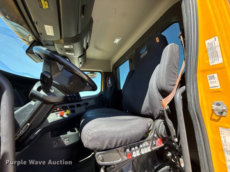 image for item DR1037 2022 Freightliner Cascadia 126 semi truck