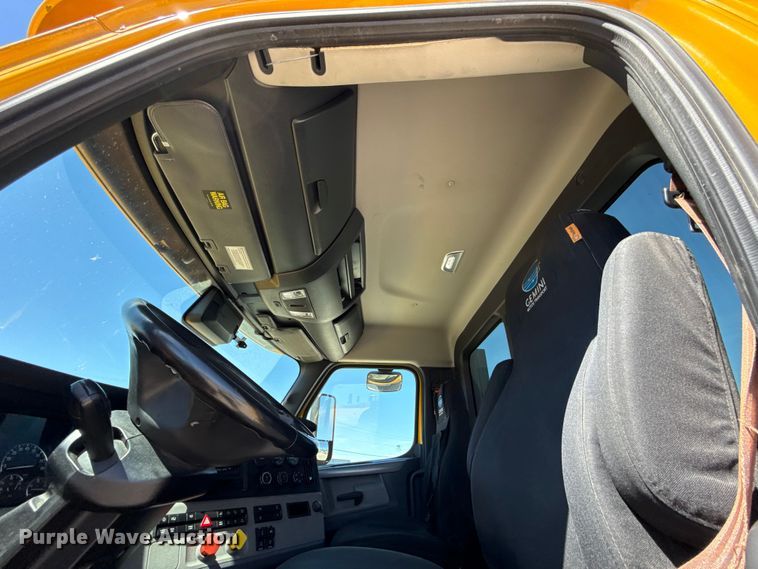 image for item DR1037 2022 Freightliner Cascadia 126 semi truck