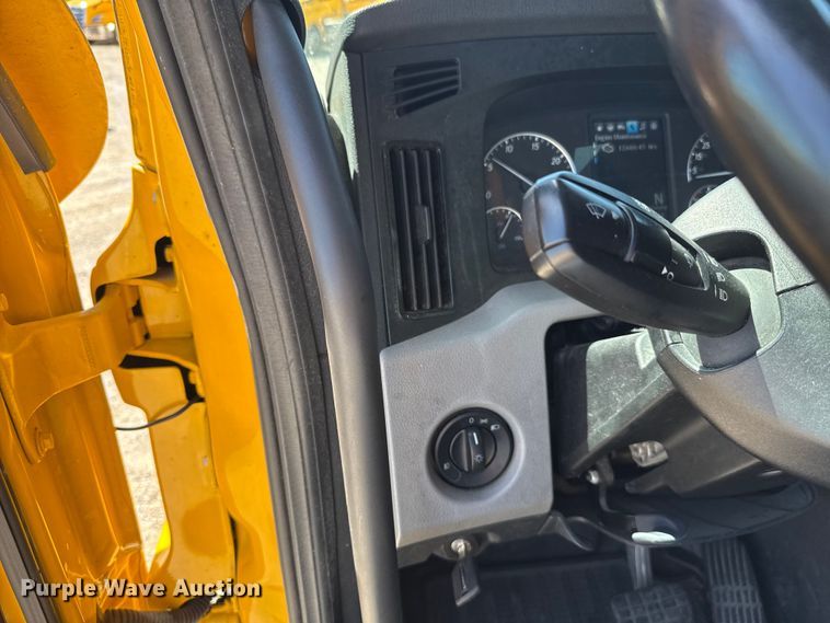 image for item DR1037 2022 Freightliner Cascadia 126 semi truck