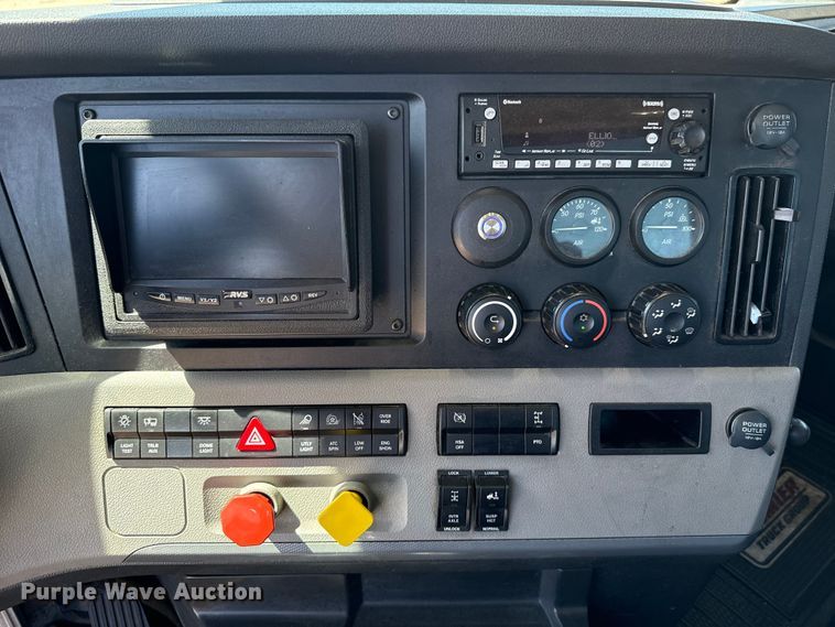 image for item DR1037 2022 Freightliner Cascadia 126 semi truck