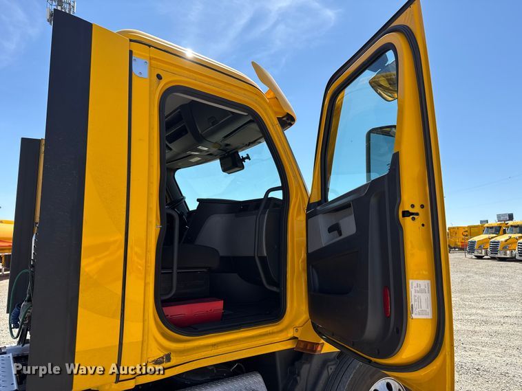 image for item DR1037 2022 Freightliner Cascadia 126 semi truck