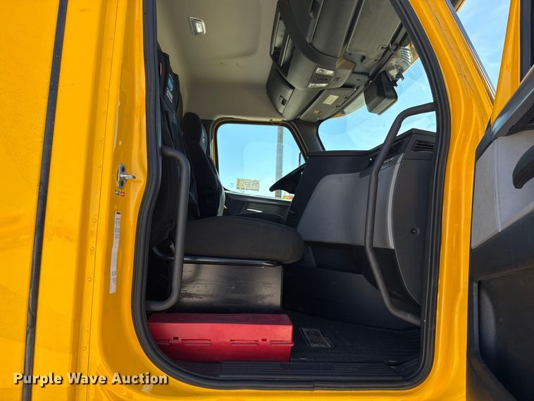 image for item DR1037 2022 Freightliner Cascadia 126 semi truck