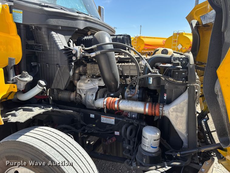 image for item DR1037 2022 Freightliner Cascadia 126 semi truck