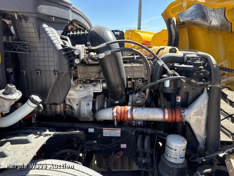 image for item DR1037 2022 Freightliner Cascadia 126 semi truck