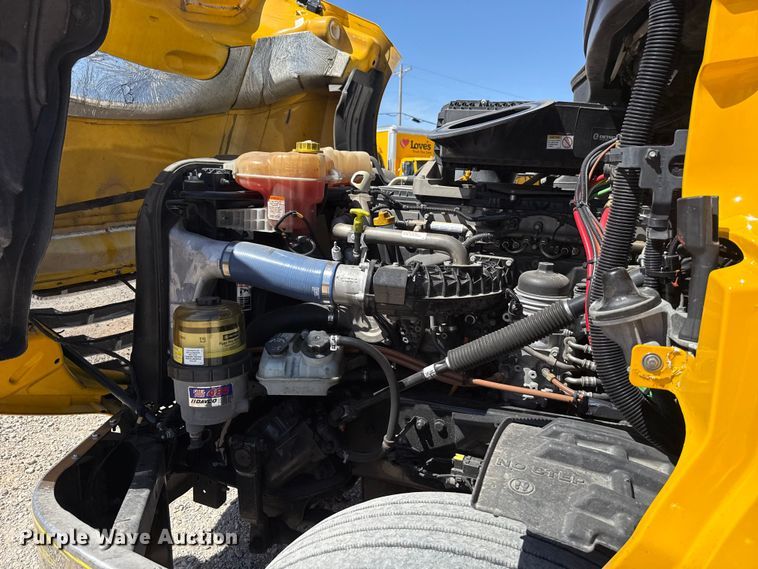 image for item DR1037 2022 Freightliner Cascadia 126 semi truck