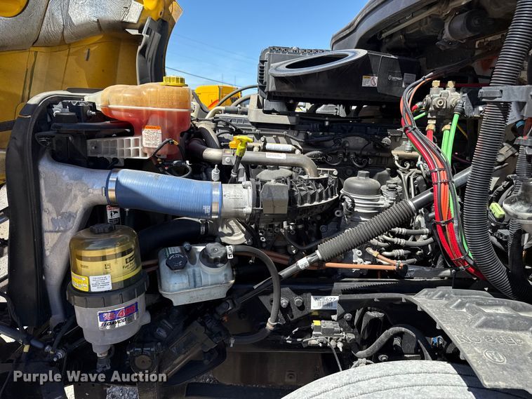 image for item DR1037 2022 Freightliner Cascadia 126 semi truck