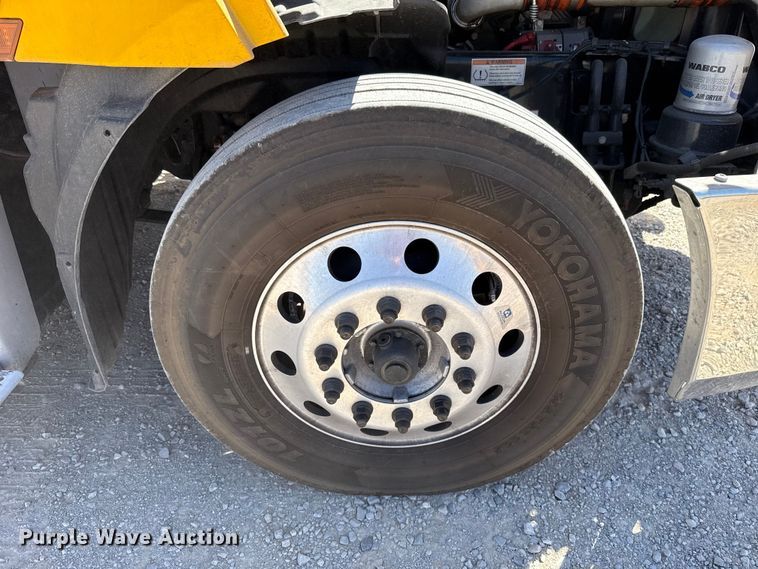 image for item DR1037 2022 Freightliner Cascadia 126 semi truck