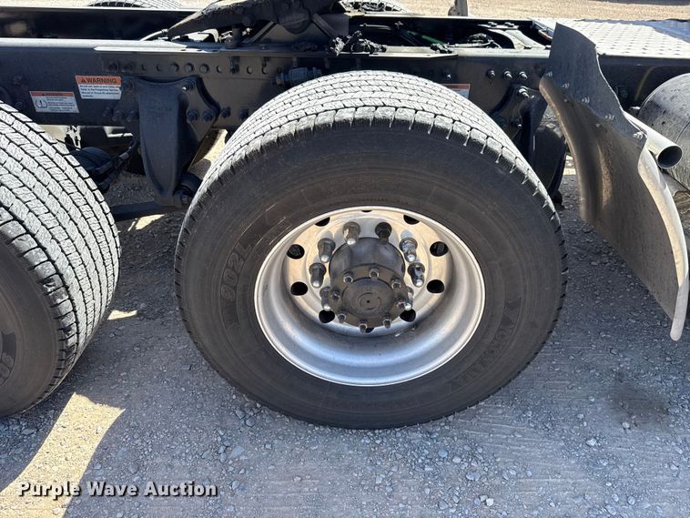 image for item DR1037 2022 Freightliner Cascadia 126 semi truck