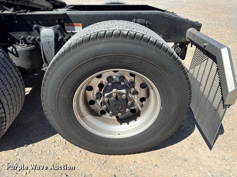 image for item DR1037 2022 Freightliner Cascadia 126 semi truck