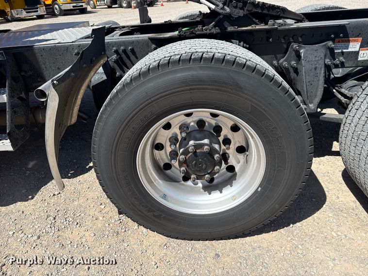 image for item DR1037 2022 Freightliner Cascadia 126 semi truck