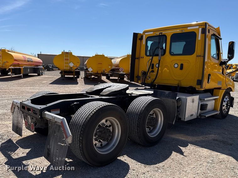 image for item DR1038 2022 Freightliner Cascadia 126 semi truck