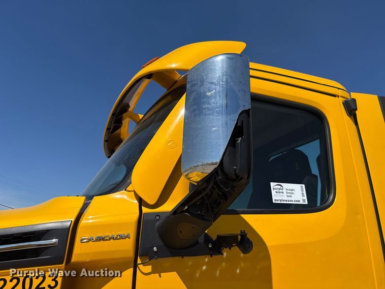 image for item DR1038 2022 Freightliner Cascadia 126 semi truck